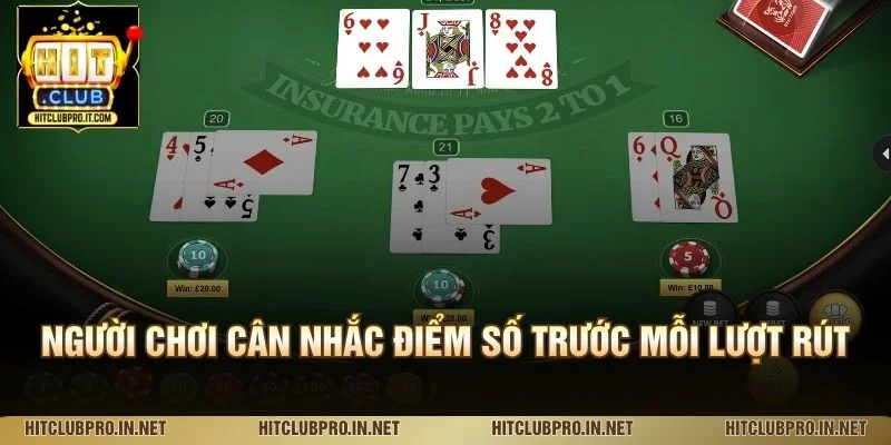 Người chơi cân nhắc điểm số trước mỗi lượt rút